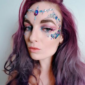 Freya Face Jewels en Hypnotic Peacock Chunky Glittermix, festival glitterlook, glitter en party make up voor ADE kun je kopen in onze webshop!